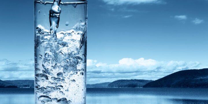 Скільки води треба пити дорослим і дітям
